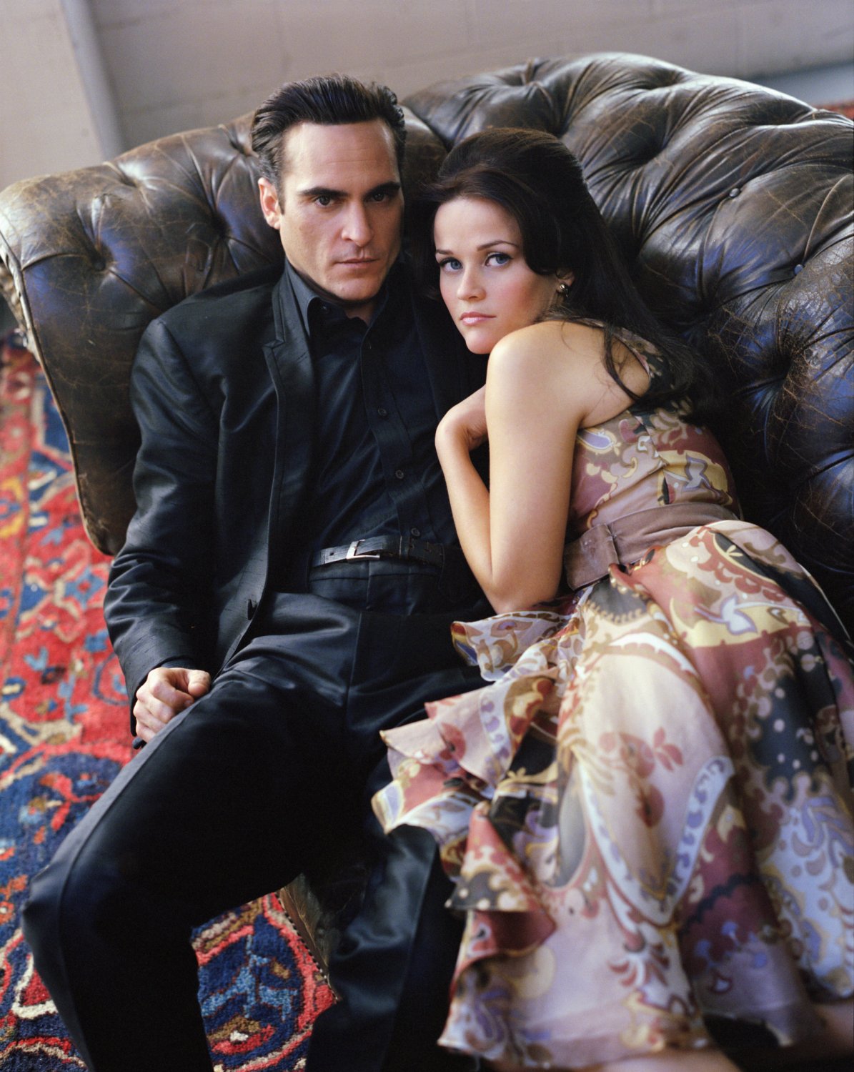 joaquin phoenix and reece witherspoon on a couch – walk the line promo
