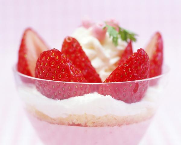 strawberry-bowl-wallpaper.jpg