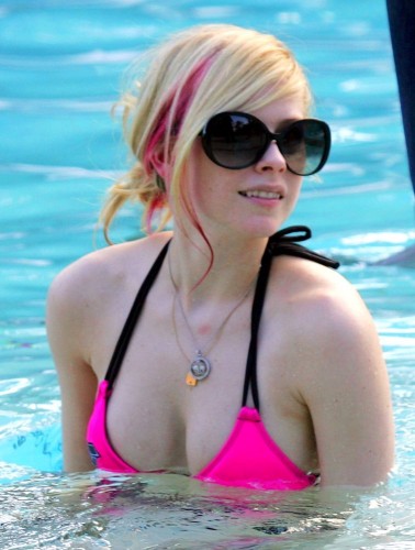 Avri lLavigne Has A Pink Bikini