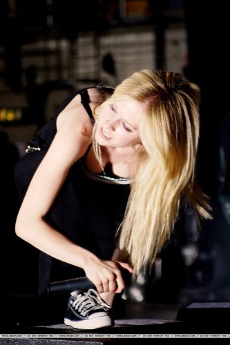Avril Lavigne Downblouse On Stage