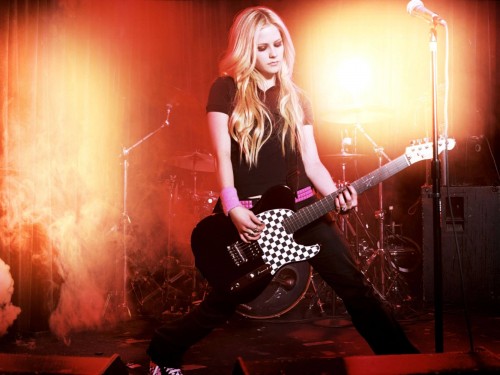 Avril Lavigne has a checkered guitar