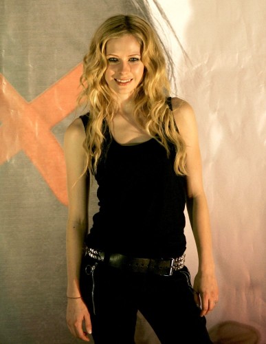 Avril Lavigne has curley hair