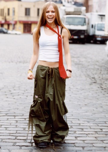 Avril Lavigne wears baggy pants