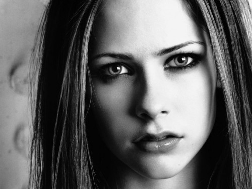 Avril Lavigne - Black And White Eyes