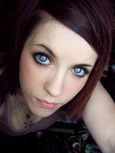 Awesome eyes with awesome downblouse