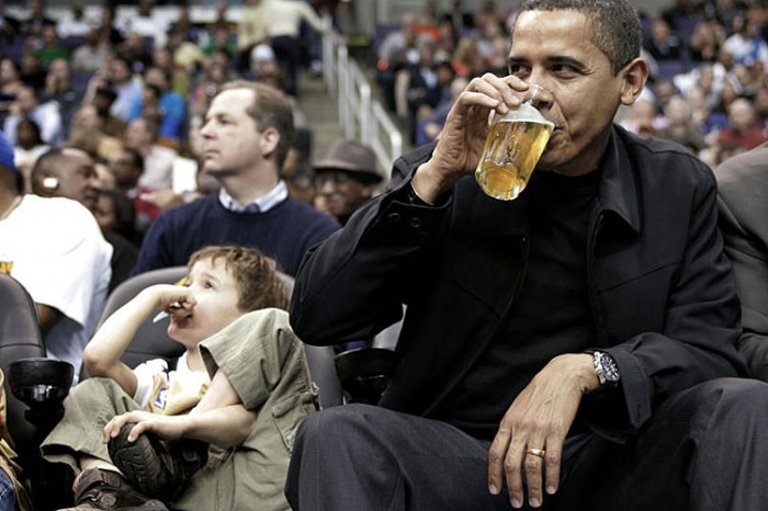 obama drinks beer