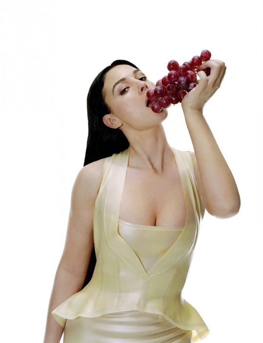 Monica Bellucci eating grapes