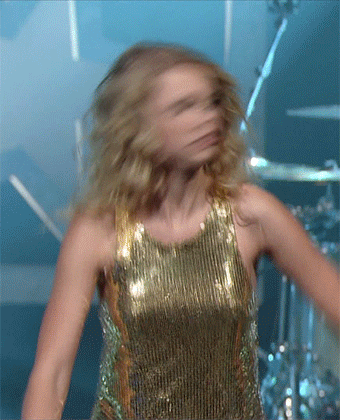 Taylor Swift bounces her breasts.gif