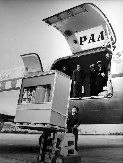 5MB IBM hard disk -- weighing over 1000kg -- being loaded into an airplane in 1956.jpg