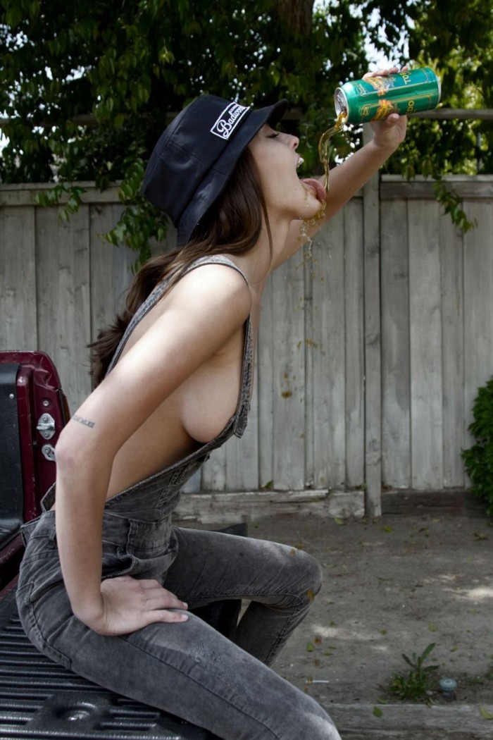 Beer drinkin sideboob.jpg
