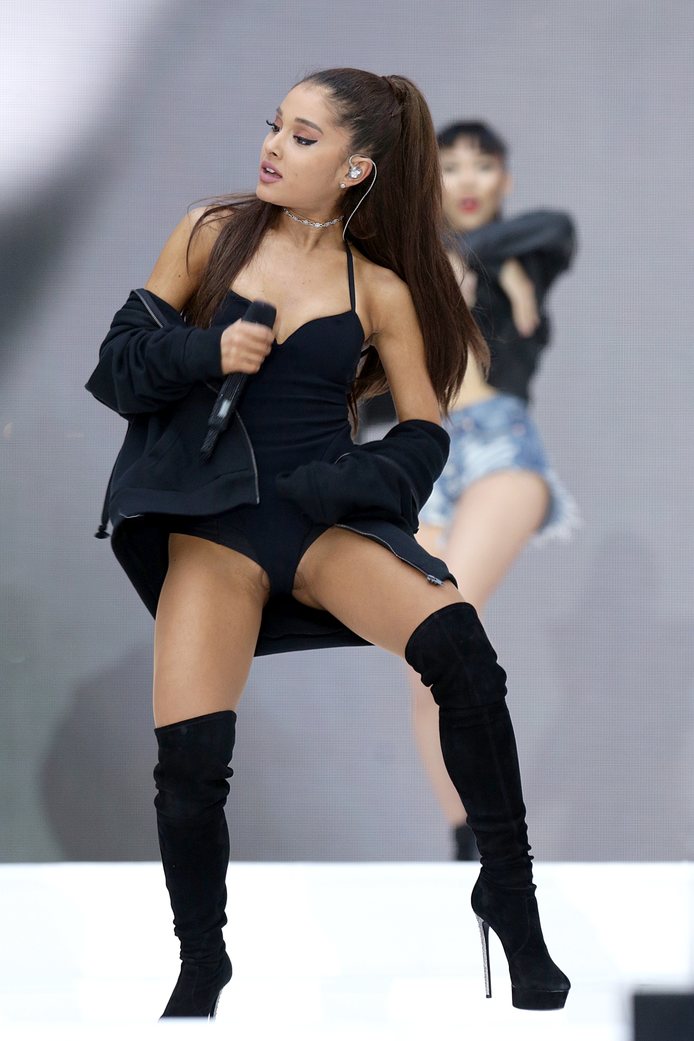 Ariana grande no panties