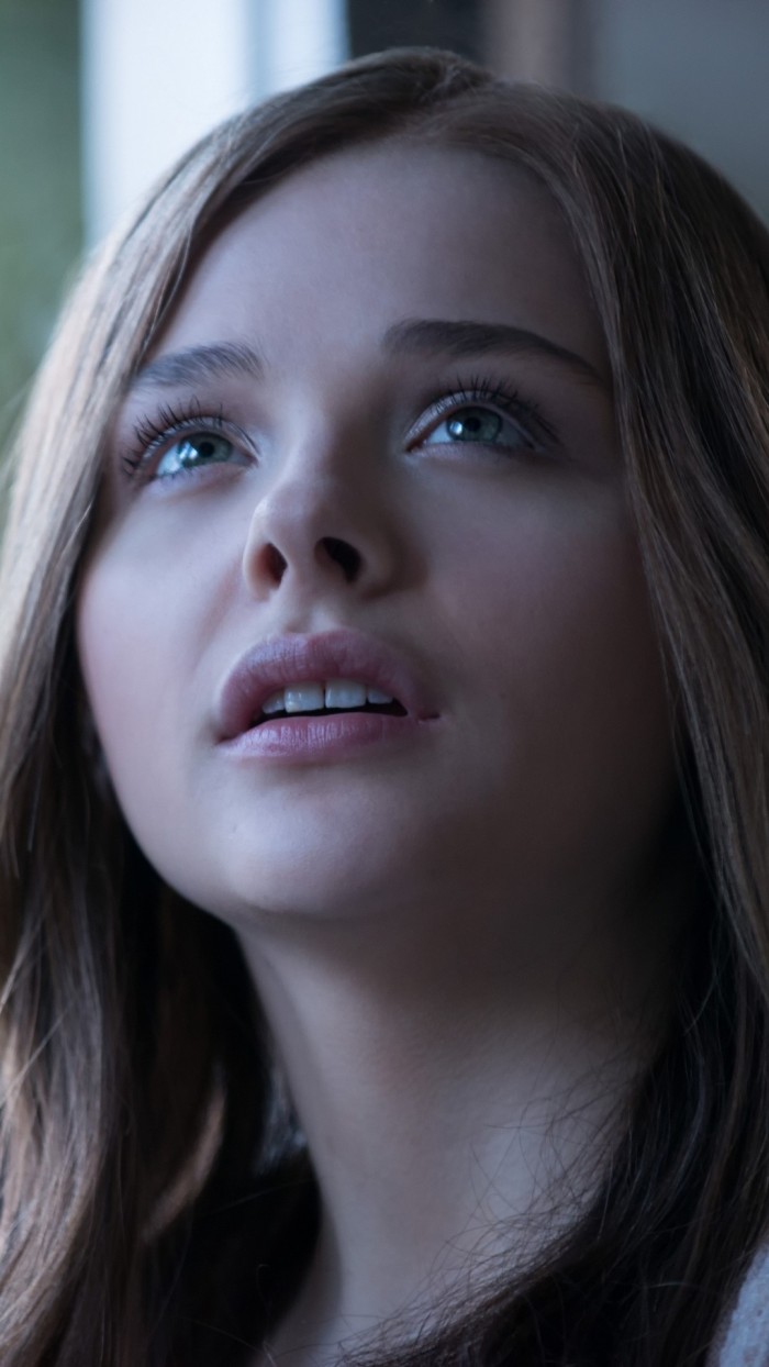 Chloe Moretz looking up.jpg