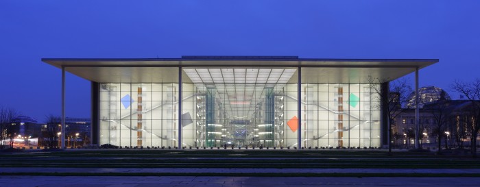 Paul-Löbe-Haus, Berlin, at night.JPG