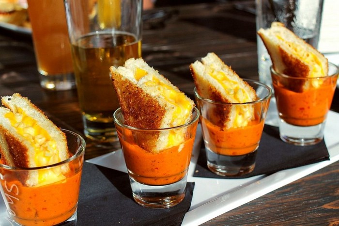 grilled mac and cheese tomoto soup shots.jpg