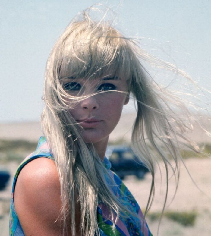 The german actress Elke Sommer during a break from filming'Las Vegas, 500 millones', dirercted by Antonio Isasi-Isasmendi, 1968, Almeria, Spain. (Photos by Gianni Ferrari/Cover/Getty Images)