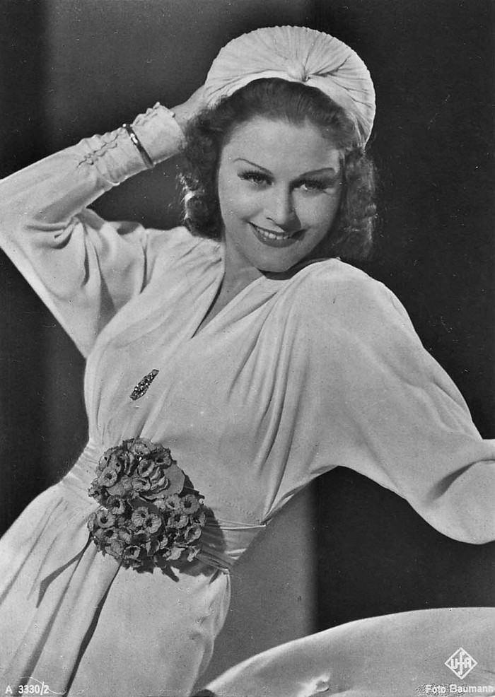 Rökk Marika (Kairó, 1913. november 3. – Baden bei Wien, 2004. május 16.) színész-táncosnõ, operettprimadonna. Testvére, Rökk Ede válogatott labdarúgó volt.