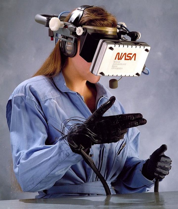 1989 Nasa Virtual Reality Computer.jpg