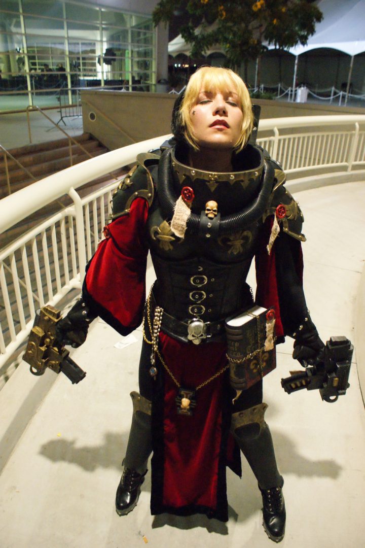 Warhammer 40k Cosplayer with two bolters.jpeg
