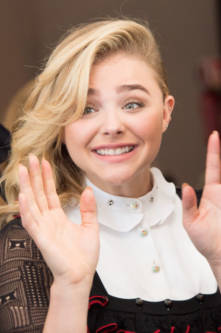 1475105533693_chloe_moretz_deauville_paying_homage_photocall_303
