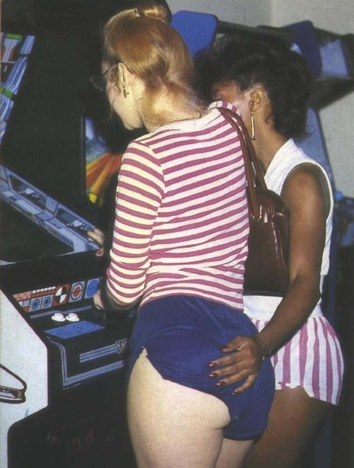 arcade butt grope.jpg