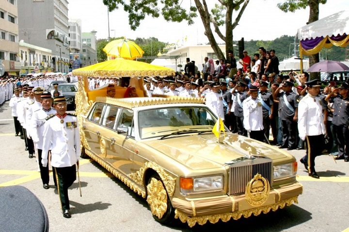 the-sultan-of-bruneis-custom-rolls-royce-silver-spur-limo-14-million