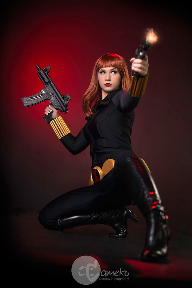 black widow cosplay with two guns.jpg