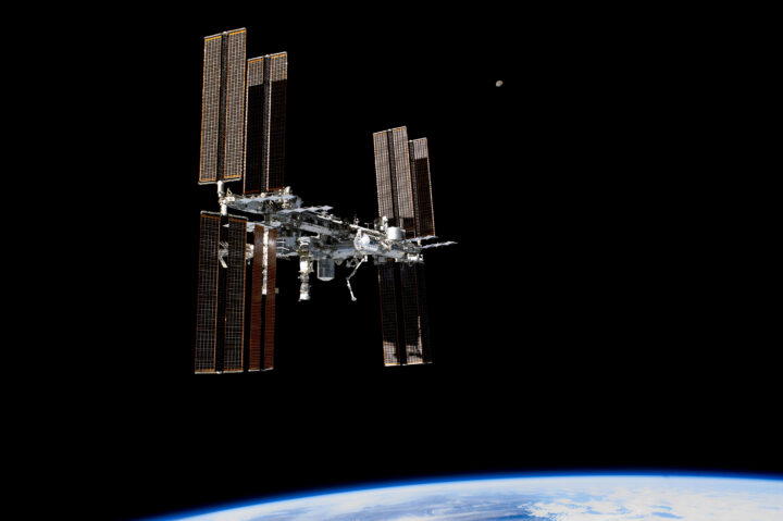 The International Space Station from Shuttle Atlantis 4256 x 2832 ...