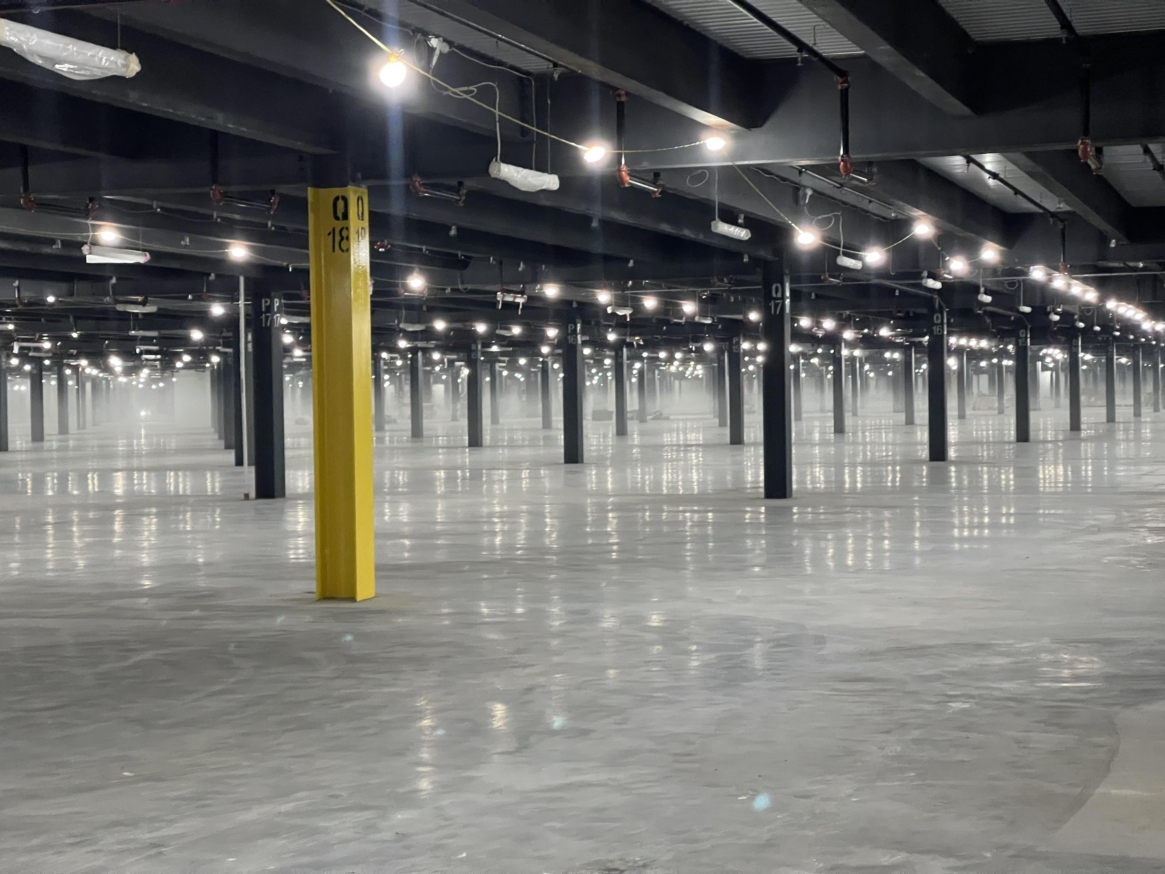 Fog forms naturally inside a new 650,000 sq ft Amazon fulfilment center on the fifth floor.