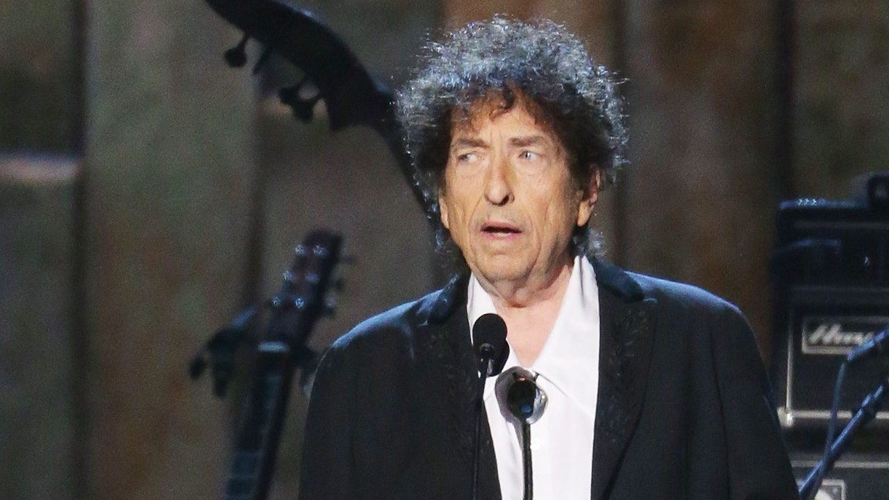 Bob Dylan’s Publisher Admits $600 Books Had Replica Autographs