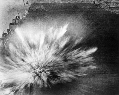 500px-USS_enterprise-bomb_hit-Bat_eastern_Solomons.jpg (39 KB)