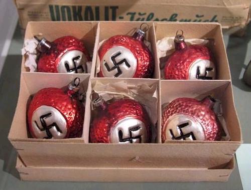 ornaments.jpg (31 KB)