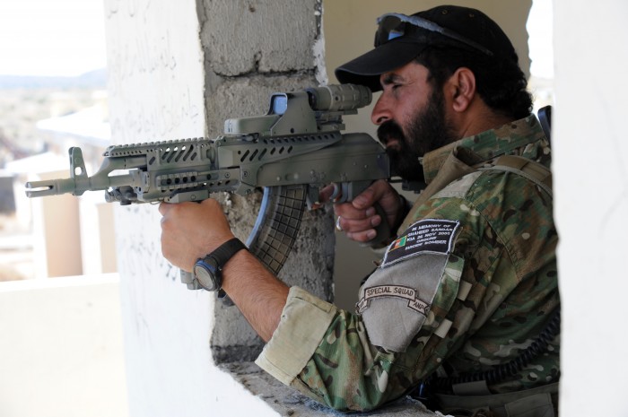 Afghan_border_police_aiming_a_weapon.jpg (3 MB)