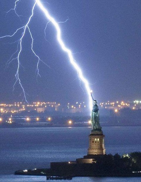 misc-lightning-striking-statue-of-liberty1.jpg (59 KB)