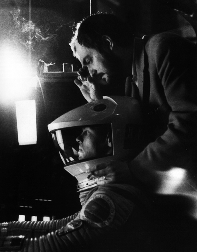 gavinrothery-kubrick-on-2001-set.jpg (215 KB)