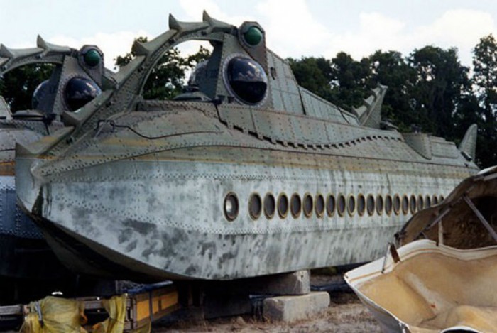 Retired-Nautilus-in-the-Disney-junkyard.jpg (80 KB)