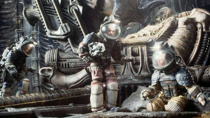 wallpapersus-astronauts-space-suit-science-fiction-alien.jpg (322 KB)
