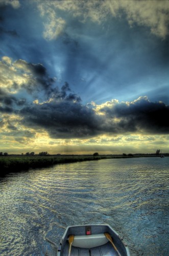 Broad_Sky_HDR_by_robertgilbert86.jpg (1 MB)