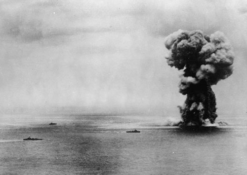 Yamato_battleship_explosion.jpg (34 KB)