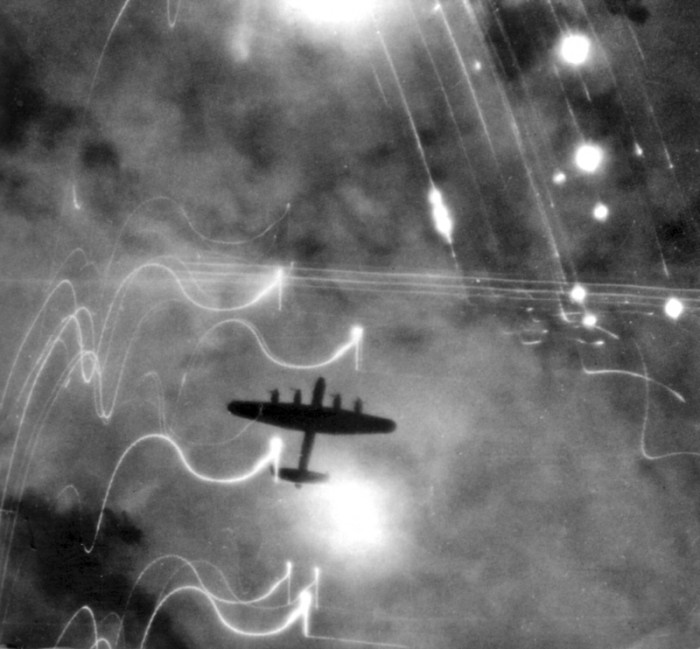 Lancaster_over_Hamburg.jpg (276 KB)