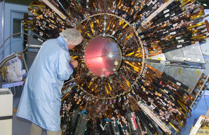 LHC_cutthebluewire.jpg (401 KB)