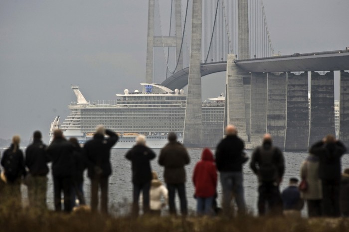 cruise_liner_vs_bridge.jpg (144 KB)