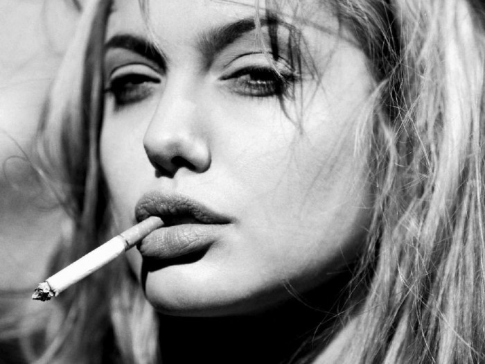 angelina_smokin.jpg (203 KB)