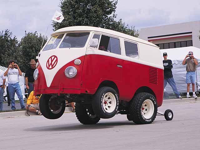 0110vwt_08zoom+Volkswagen_Bus+Wheelie.jpg (51 KB)