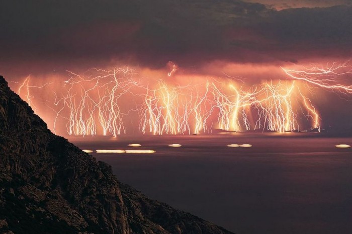 70-Lightning-Strikes-in-One-Shot.jpg (78 KB)