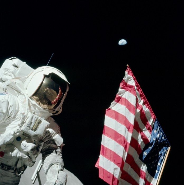 Astronaut_Harrison_'Jack'_Schmitt,_American_Flag,_and_Earth_(Apollo_17_EVA-1).jpg (649 KB)