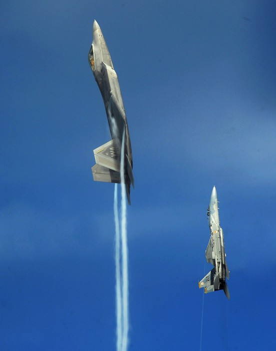 going-vertical-f-22-f-15-552x700.jpg (39 KB)