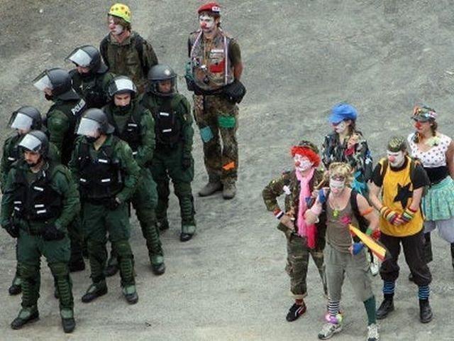 clowns-soldiers-guns-serious-jokes-1317953981d.jpg (61 KB)