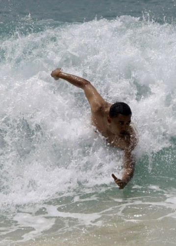ObamaBodysurfing1.jpg (110 KB)